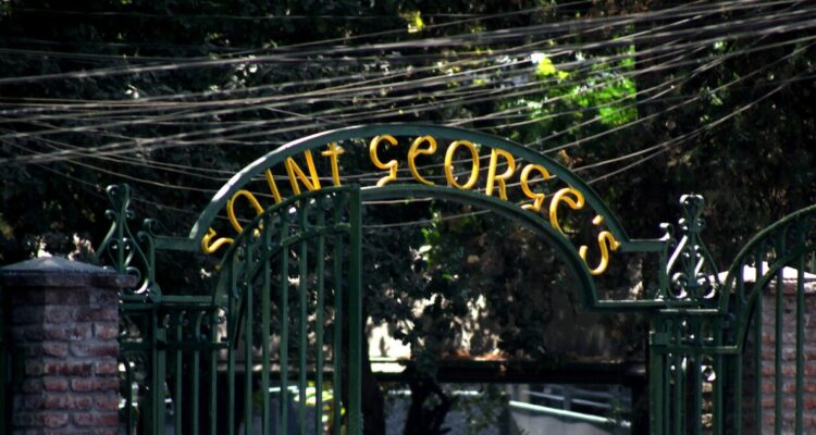 Inteligencia artificial en el Saint George: acusan que víctimas asisten a clases junto a responsables