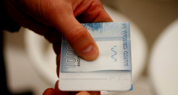 Prófugo de la justicia intenta sobornar a detectives en Renca: ofreció dinero y terminó detenido