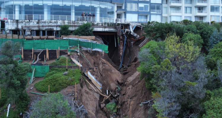 Imagen de socavón en edificio Euromarina 2 en Viña del Mar