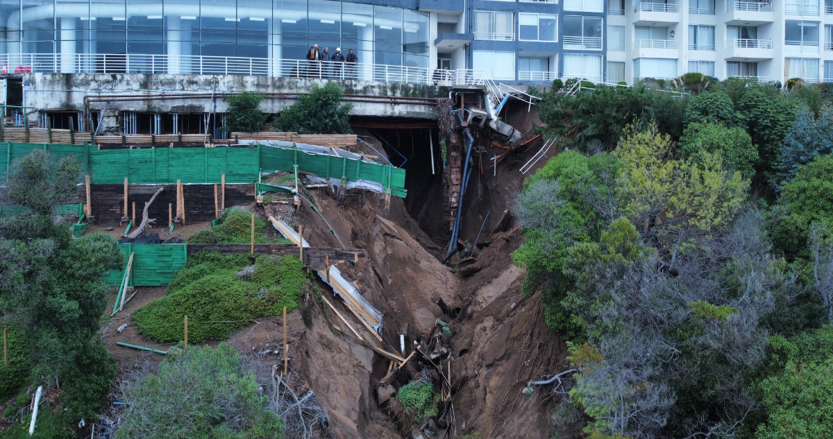 Imagen de socavón en edificio Euromarina 2 en Viña del Mar