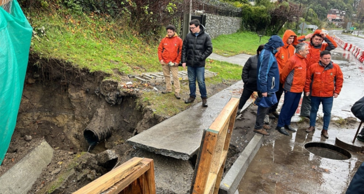 Fuertes lluvias causan socavón en obras en Chiguayante y vecinos ingresan recurso por anegamientos