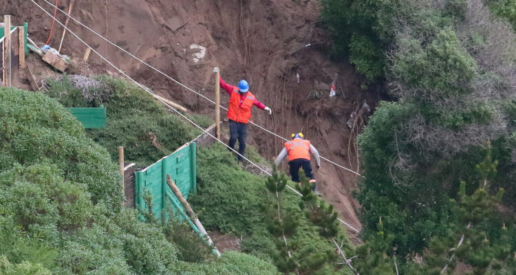 Realizan trabajos de reparación para contener edificio afectado por socavón en el sector de Reñaca en Viña del Mar.