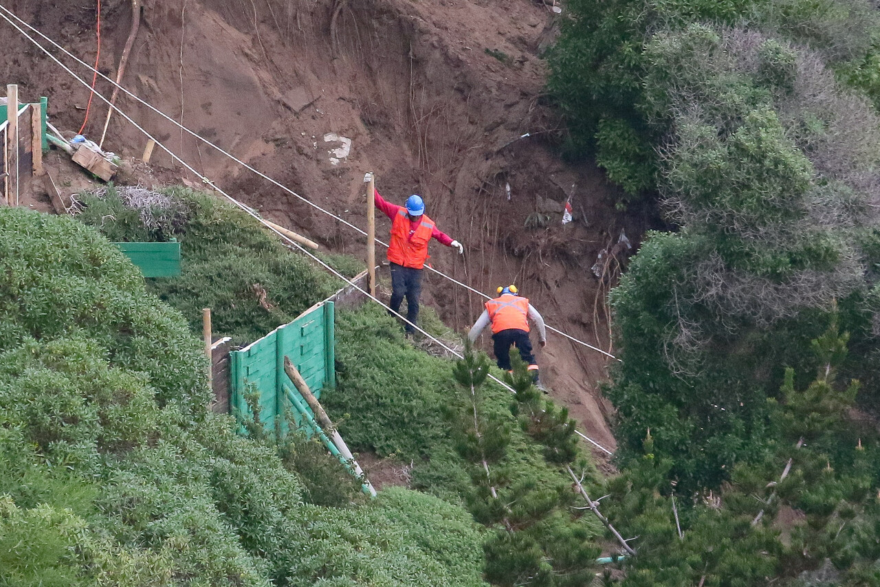 Realizan trabajos de reparación para contener edificio afectado por socavón en el sector de Reñaca en Viña del Mar.