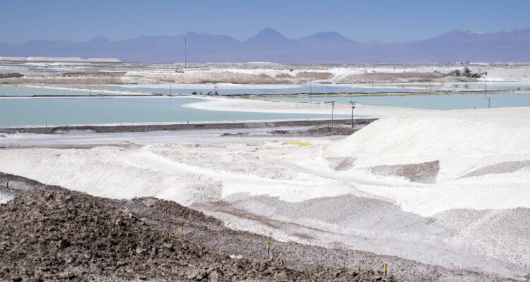 Fotografía de archivo de octubre de 2022 de una piscina de salmuera para la producción de litio en la planta de la Sociedad Química y Minera de Chile (SQM), en el Salar de Atacama, Antofagasta (Chile)
