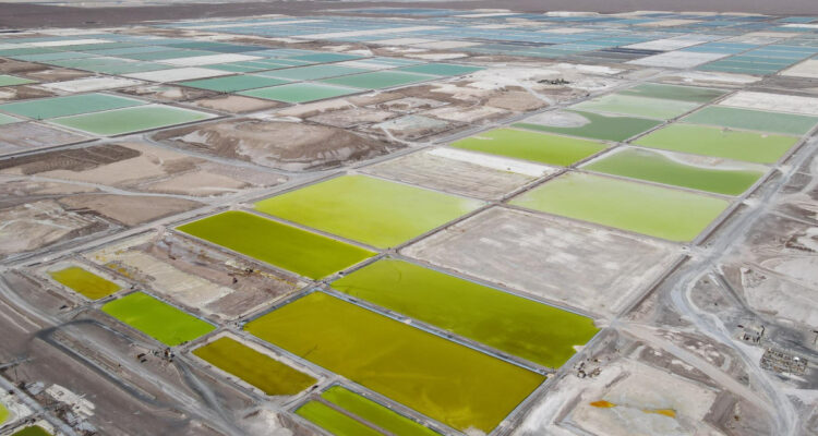 Fotografía de archivo fechada el 24 de octubre de 2022 de una piscina de salmuera para la producción de litio, en la empresa Sociedad Química y Minera de Chile (SQM) en el Salar de Atacama