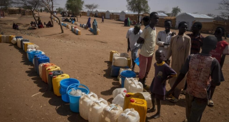Refugiados sudaneses esperan su turno para buscar agua a los pozos puestos por Médicos Sin Fronteras