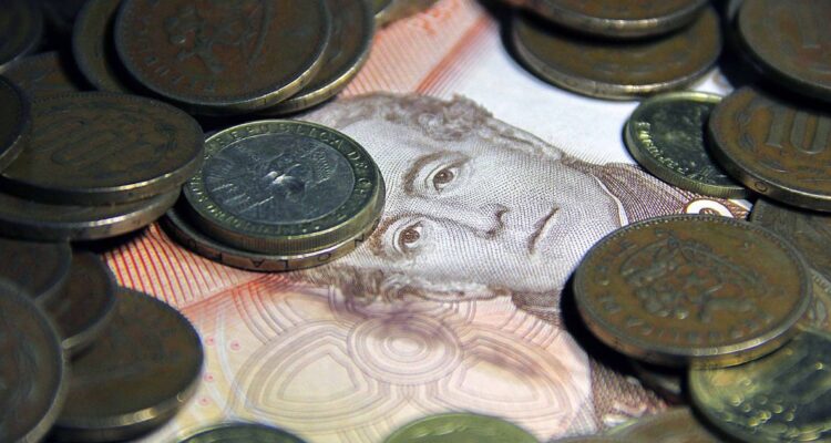 De cuánto es el valor del sueldo mínimo en Chile, cuánto sube a $500.000 mil en julio y cuántas personas o trabajadores lo ganan en el país el salario.