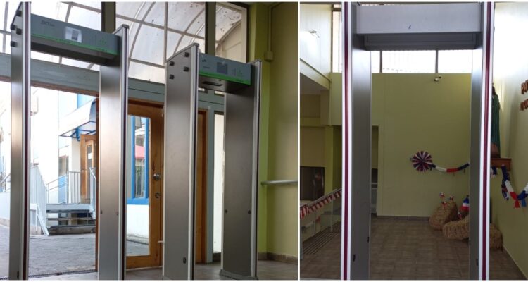 Detector de metales en colegio