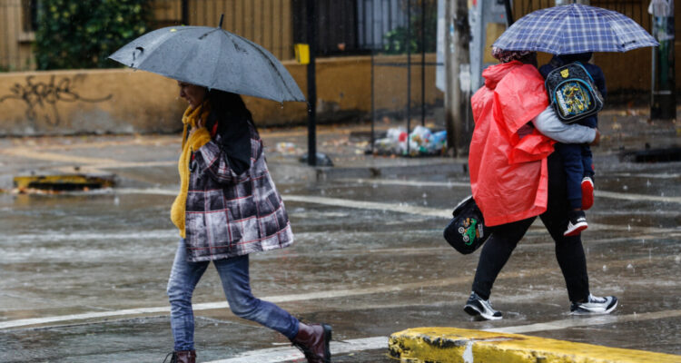 Suspenden clases en comunas de la RM por condiciones adversas del tiempo pronosticadas para el jueves