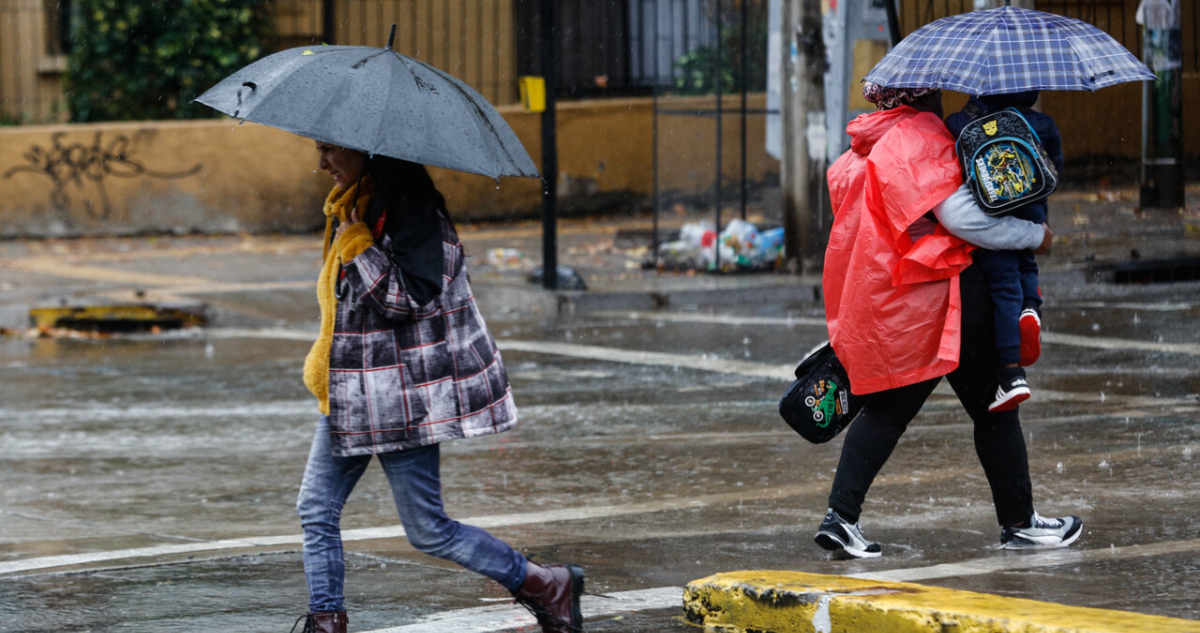 Suspenden clases en comunas de la RM por condiciones adversas del tiempo pronosticadas para el jueves