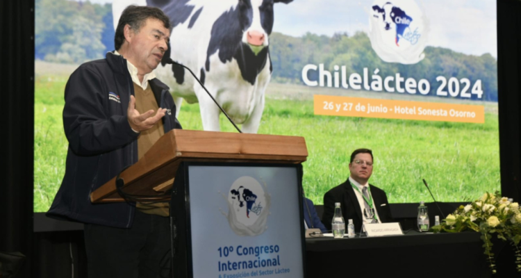 Chilelácteo: Fedeleche pide estimular demanda y ministro Valenzuela destaca 12% más de leche en planta