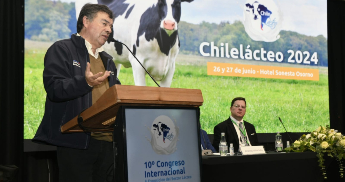 Chilelácteo: Fedeleche pide estimular demanda y ministro Valenzuela destaca 12% más de leche en planta