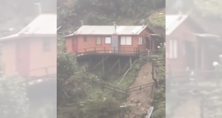 Monitorean casa de veraneo con riesgo de derrumbe por lluvias en playa de San Juan de la Costa