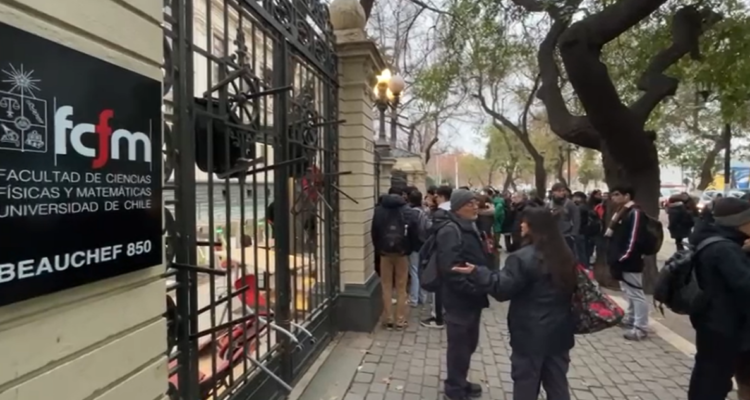 Estudiantes de ingeniería inician toma en campus Beaucheff de la U. de Chile: exigen extender semestre