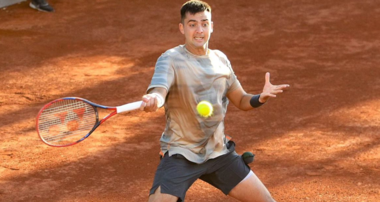 Tomás Barrios cae en su debut en la gira de césped.