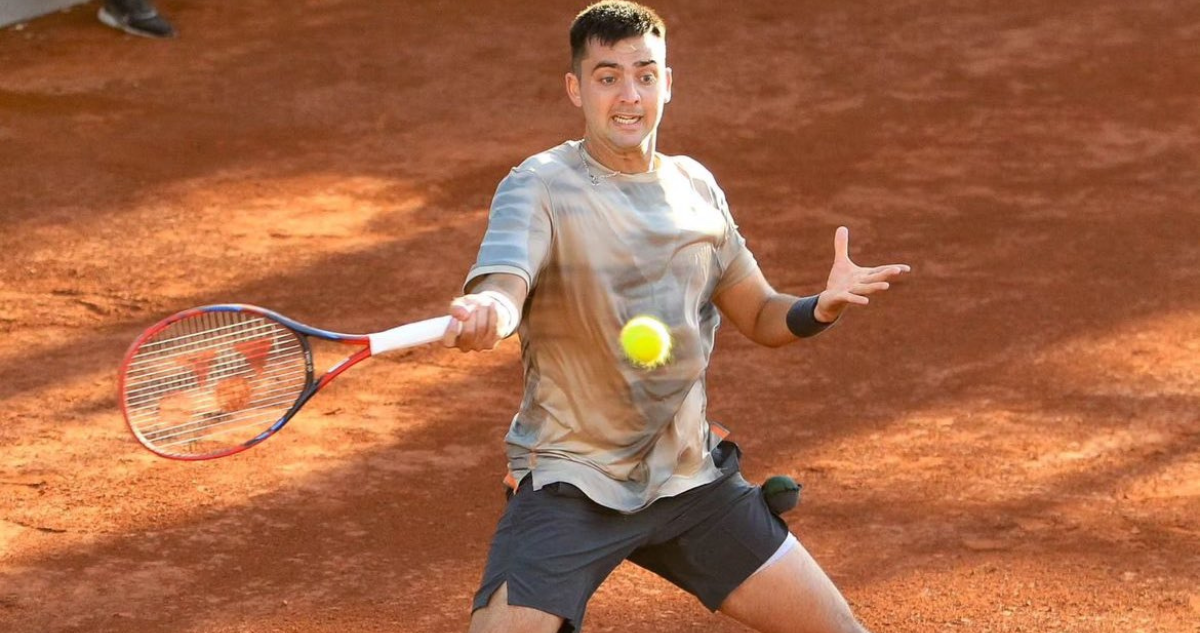 Tomás Barrios cae en su debut en la gira de césped.