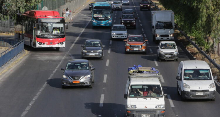 vehículos circulando por autopista capitalina