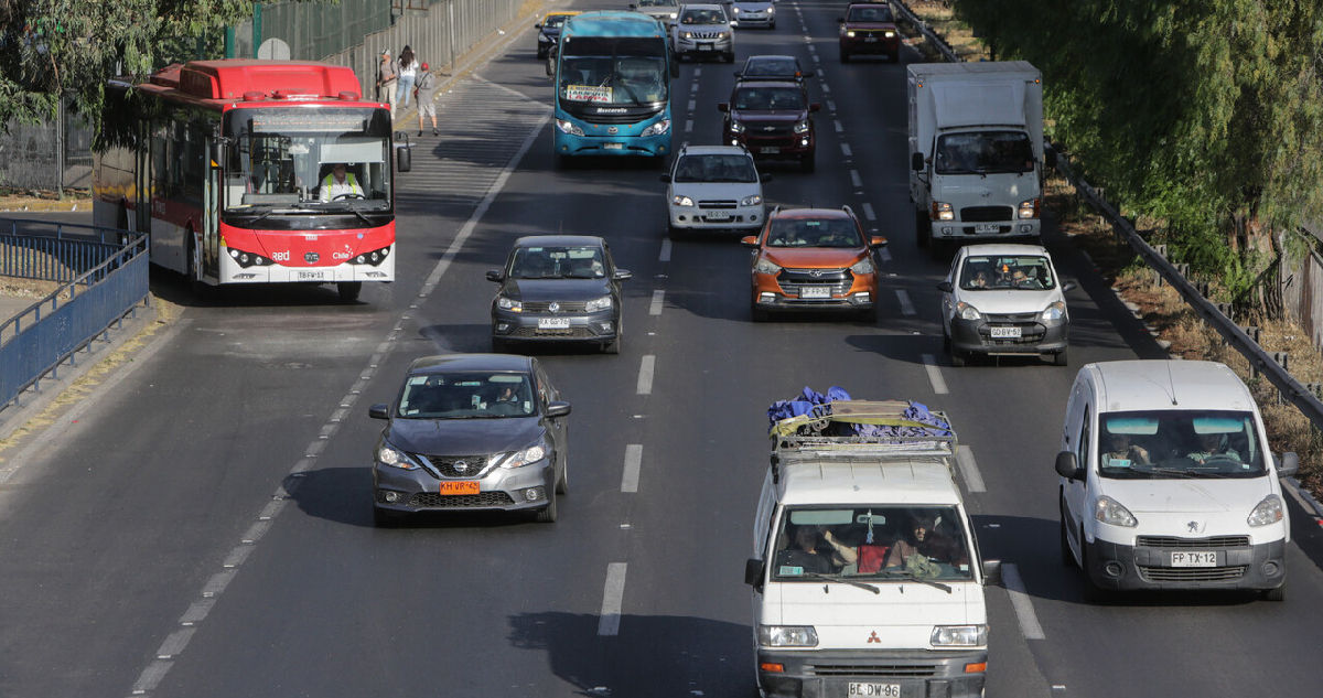 vehículos circulando por autopista capitalina