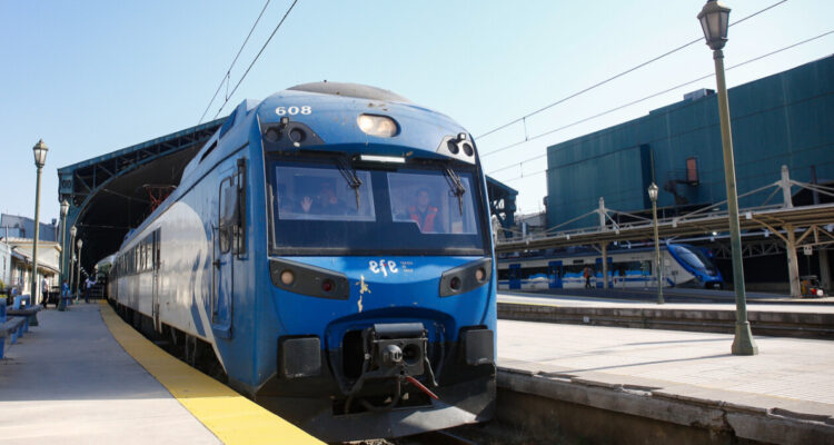 Maquinistas de EFE continúan en paro