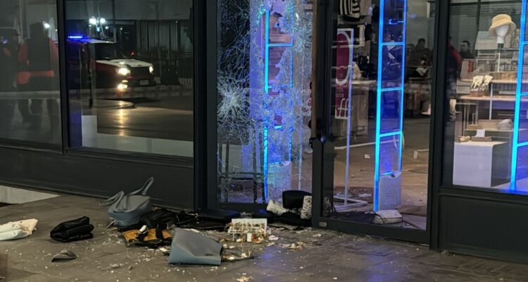 Turbazo afecta a tienda del MUT en Las Condes: delincuentes lograron escapar