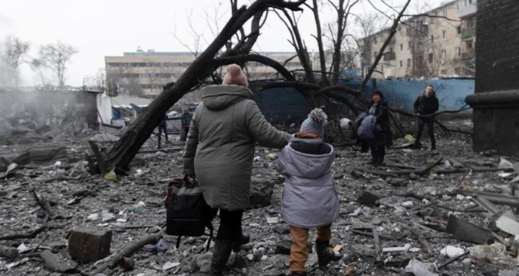 Escombros tras un ataque ruso contra la ciudad oriental de Járkov
