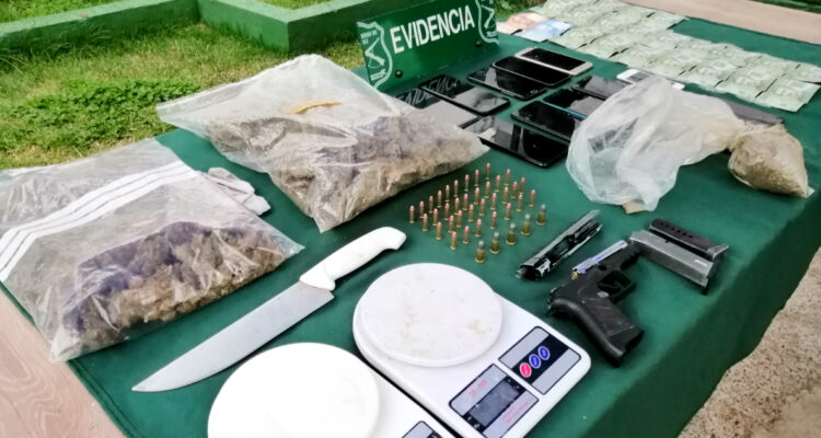“Una persona pedía auxilio”: detienen a 3 hombres de origen venezolano con armas y droga en Santiago