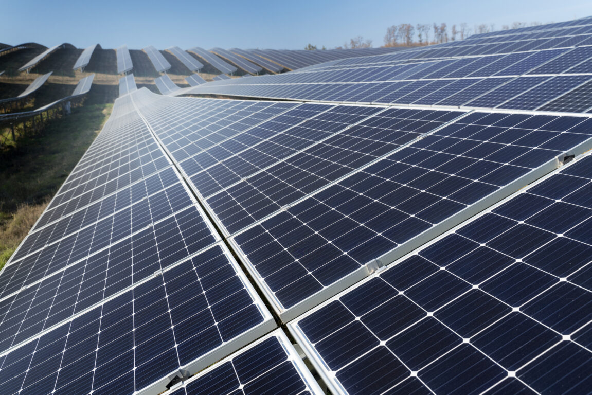 Cuándo cuesta instalar paneles solares fotovoltaicos en una casa en Chile, cómo elegirlos e independizarte de la red eléctrica en Chile.