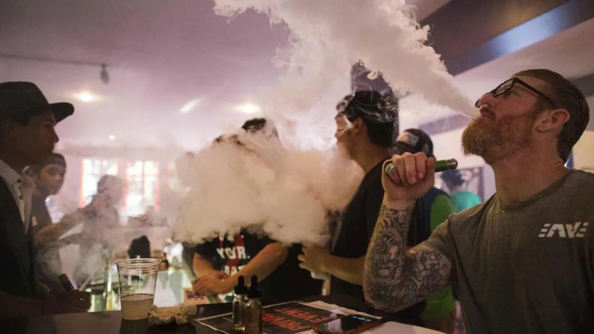 Uso de vapers en público