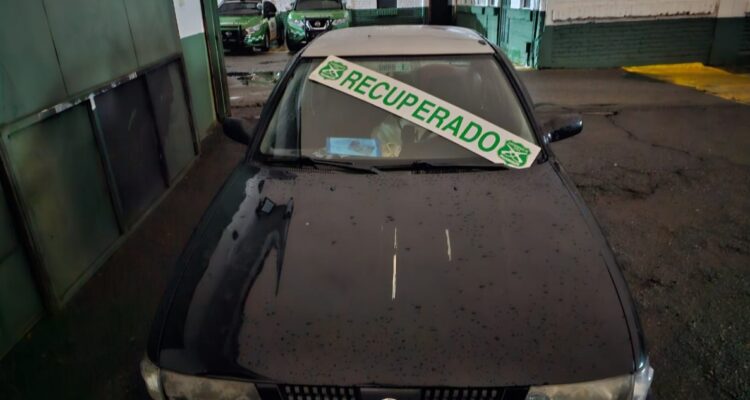 Detienen a delincuente por robo de auto en Puente Alto: aún portaba celular de la víctima