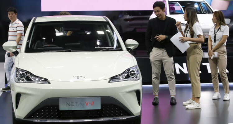 un visitante inspecciona el coche eléctrico V-II del fabricante de automóviles chino NETA exhibido en el 45º Salón Internacional del Automóvil de Bangkok 2024 en la provincia de Nonthaburi, en las afueras de Bangkok, Tailandia, 28 de marzo de 2024