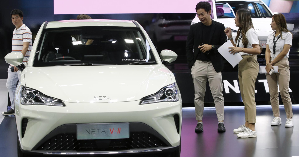 un visitante inspecciona el coche eléctrico V-II del fabricante de automóviles chino NETA exhibido en el 45º Salón Internacional del Automóvil de Bangkok 2024 en la provincia de Nonthaburi, en las afueras de Bangkok, Tailandia, 28 de marzo de 2024