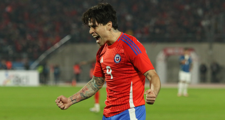 Víctor Dávila saca pecho con su doblete con La Roja ante Paraguay.