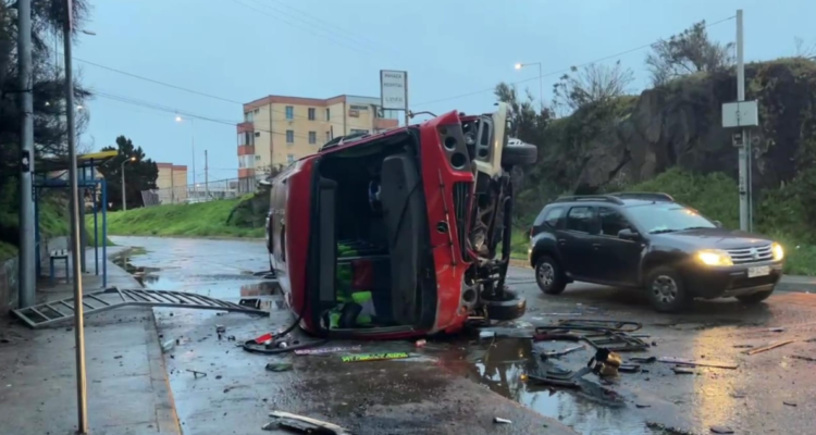 Volcamiento de microbús en cercanías de Hospital Naval