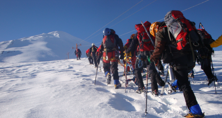 Rescatan a hombre que sufrió accidente en faldeos del volcán Antuco mientras esquiaba