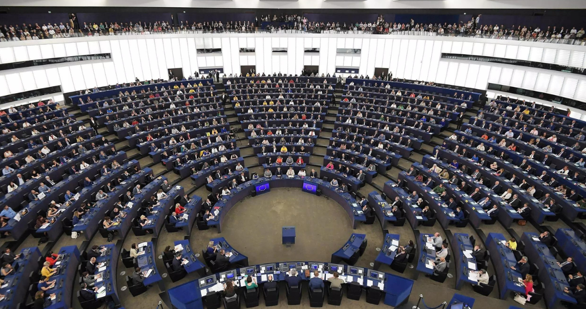 Archivo | Los eurodiputados recién elegidos asisten a la sesión inaugural del Parlamento Europeo en Estrasburgo en julio de 2019