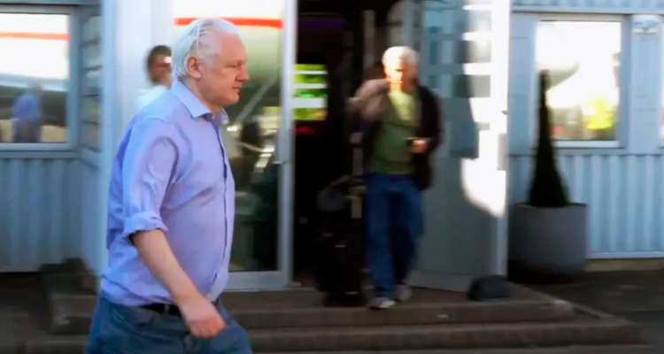 Julian Assange llega a Islas Marianas para sellar acuerdo con EEUU que le permitirá volver a Australia