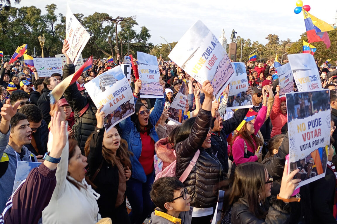 Elecciones en Venezuela: venezolanos en Argentina acuden con júbilo a urnas pese a escasas habilitaciones de voto