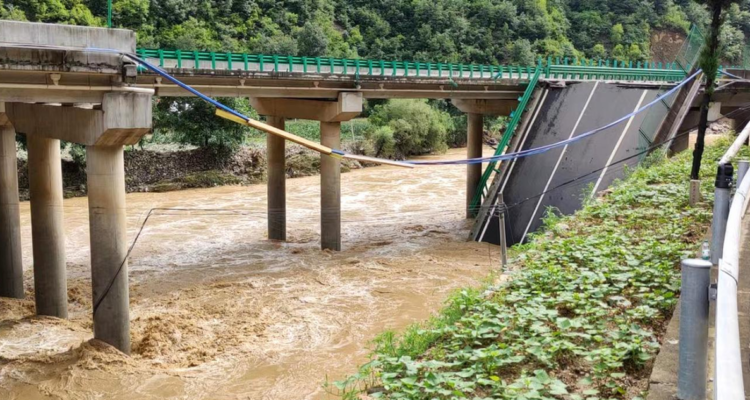 11 muertos y decenas de desaparecidos deja el desplome de un puente en China