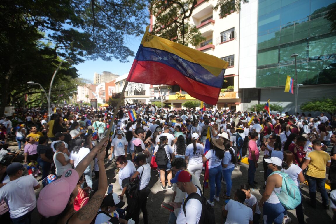 Ciudadanos venezolanos se reúnen en Cali, Colombia