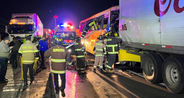 Un muerto y varios heridos deja colisión de bus de pasajeros con camión en Ruta 5 Sur altura de Paine