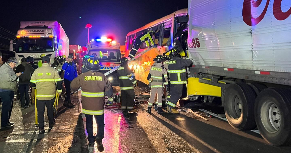 Un muerto y varios heridos deja colisión de bus de pasajeros con camión en Ruta 5 Sur altura de Paine