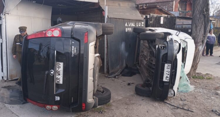 Accidente de tránsito termina con vehículos volcamos en La Cisterna