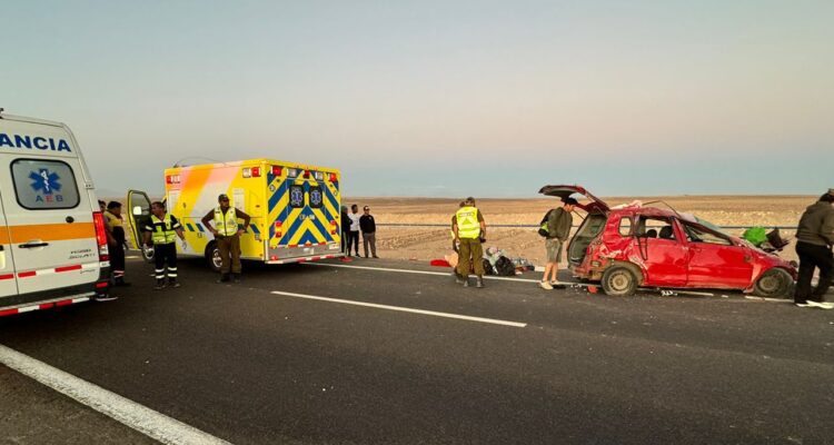 Personal de emergencia trabajando en el lugar del accidente, junto al vehículo siniestrado.