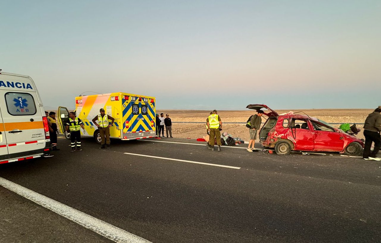 Personal de emergencia trabajando en el lugar del accidente, junto al vehículo siniestrado.