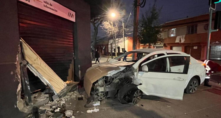 Chofer de aplicación denuncia intento de asalto que terminó con accidente en Santiago