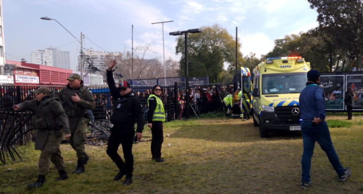 Vehículo termina dentro de la Usach tras accidente: conductor habría sufrido problema de salud