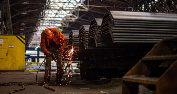 China evaluará si prolongar aranceles impuestos en 2019 a algunos productos de acero de UE