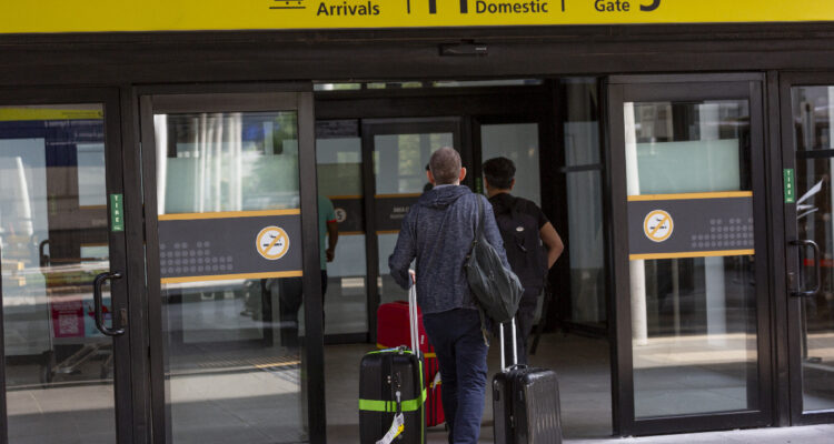 Aeropuerto de Santiago recomienda revisar estado de vuelos tras caída mundial de Microsoft