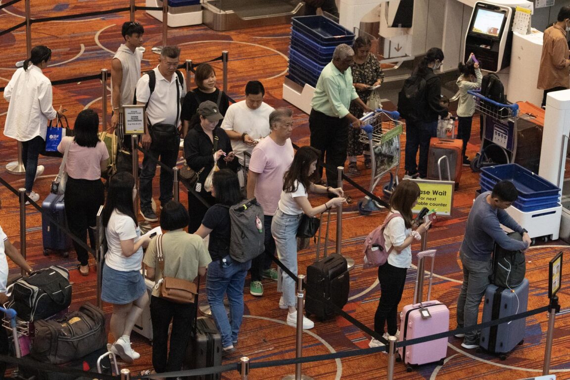 Pasajeros en el Terminal 1 del aeropuerto Changi de Singapur 