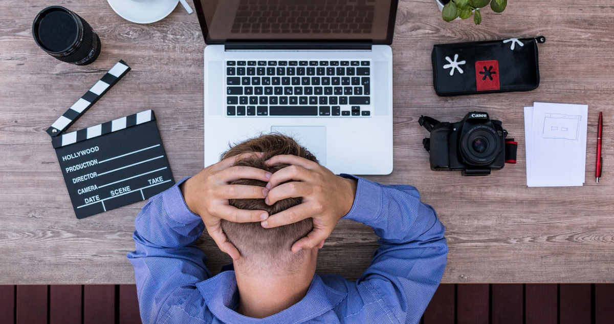 El inofensivo hábito laboral que es en realidad un síntoma de ansiedad “disfrazado”